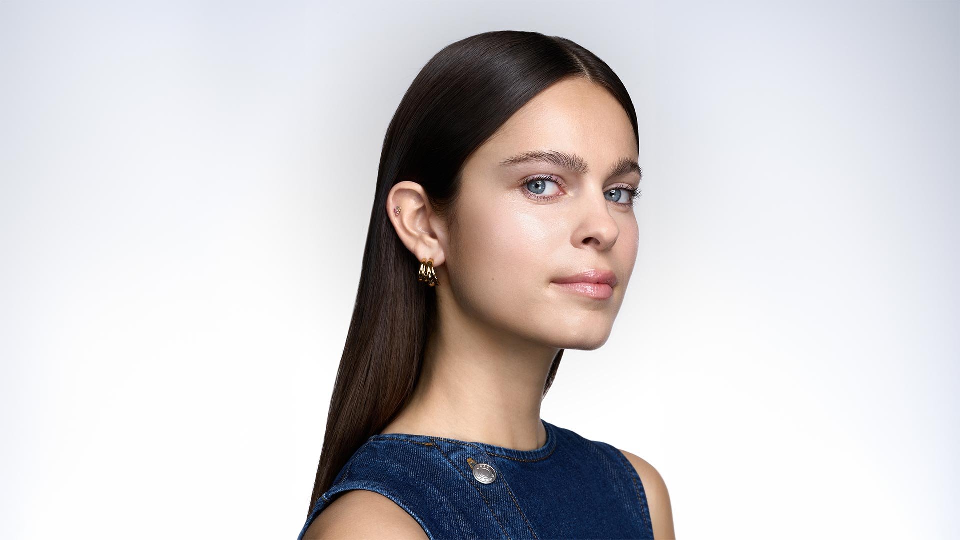 20251810 Oap Revitalift Filler Glass Skin Asset14 Na Dmi Na Na Digital Dmi Landscape