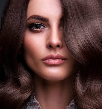 IL FASCINO DEI CAPELLI CASTANI SCURI