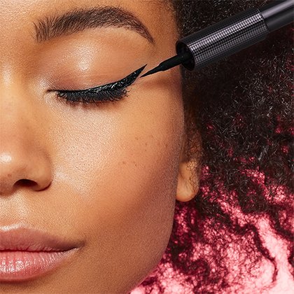 231879 Maqui INFA GRIP VINYL EYELINER Banner 500X500 CLOSE UP