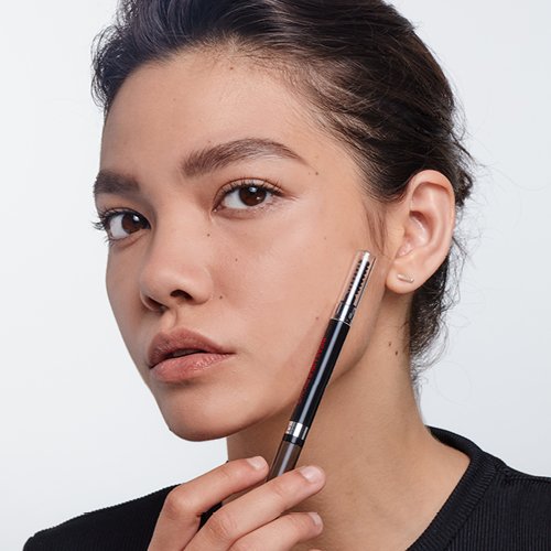 233039 Maqui INFA BROWS FILLING TRIANGULAR PENCIL Banner PDP 500x500 V1 A1