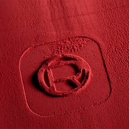 232400 Maqui COLOR OF WORTH Banner Sito FLATLAY 500X500 Texture RED V1 F6