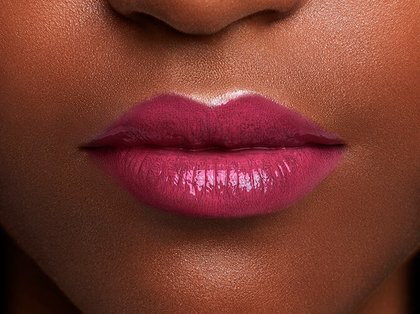 Rossetto Color Riche 109 Pursue Pretty Dettaglio Applicazione Prodotto Pelle Scura