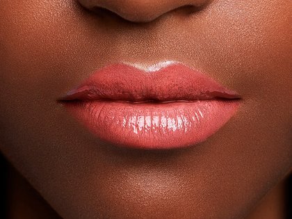 Rossetto Color Riche Shine 245 High On Craze Dettaglio Applicazione Prodotto Pelle Scura