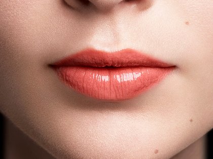 Rossetto Color Riche Shine 245 High On Craze Dettaglio Applicazione Prodotto Pelle Chiara