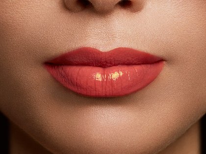 Rossetto Color Riche Shine 245 High On Craze Dettaglio Applicazione Prodotto Pelle Media