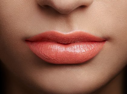Rossetto Color Riche Shine Nude 247 Shot Of Sun Dettaglio Applicazione Prodotto Pelle Media