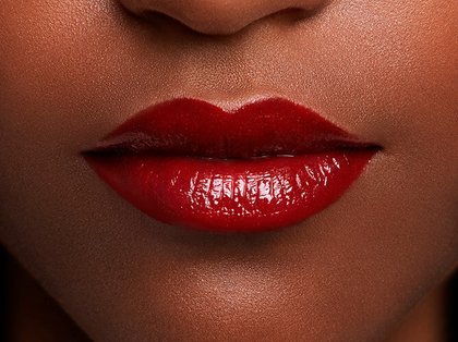 Rossetto Color Riche Shine 352 Beauty Guru Applicazione Pelle Scura