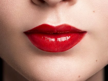 Rossetto Color Riche Shine 352 Beauty Guru Applicazione Pelle Media