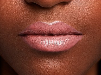 Rossetto Color Riche Shine 642 MLBB Applicazione Pelle Scura