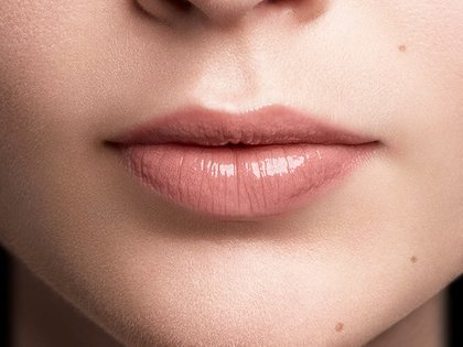 Rossetto Color Riche Shine 642 MLBB Applicazione Pelle Chiara