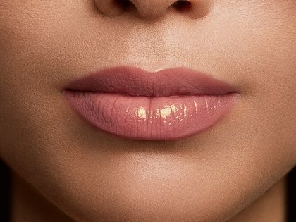 Rossetto Color Riche Shine 642 MLBB Applicazione Pelle Media