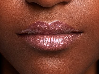 Rossetto Color Riche Shine 905 Bae Dettaglio Applicazione Prodotto Pelle Scura