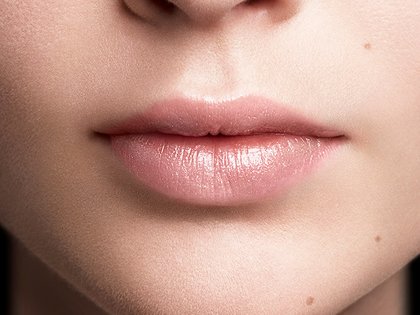 Rossetto Color Riche Shine 905 Bae Dettaglio Applicazione Prodotto Pelle Chiara