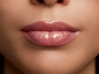 Rossetto Color Riche Shine 905 Bae Dettaglio Applicazione Prodotto Pelle Media